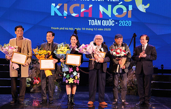 PGS.TS Tạ Quang Đông - Thứ trưởng Bộ Văn hóa, Thể thao và Du lịch, Thứ trưởng điều hành Cục Nghệ thuật biểu diễn Trưởng Ban Chỉ đạo Cuộc thi, tặng hoa và Giấy Chứng nhận của Bộ Văn hóa, Thể thao và Du lịch cho Hội đồng Giám khảo.