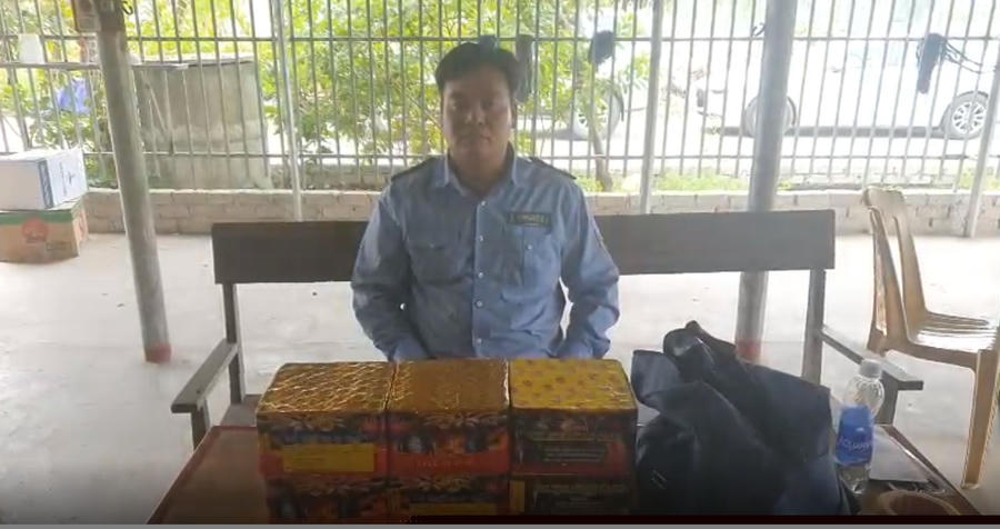 Lái xe Đỗ Việt Hòa và số pháo thu được