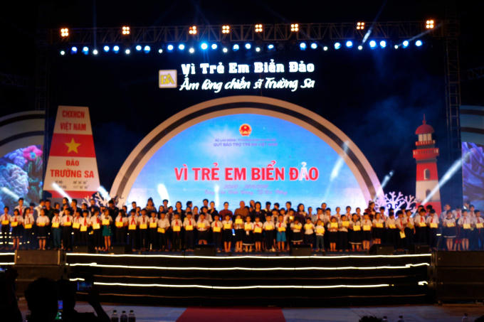 Trao  1.000 phần quà tặng con cán bộ chiến sỹ đang làm nhiệm vụ tại quần đảo Trường Sa và Nhà giàn DK1, con ngư dân 5 tỉnh, thành phố miền Trung (Đà Nẵng, Quảng Nam, Quảng Ngãi, Bình Định và Phú Yên).