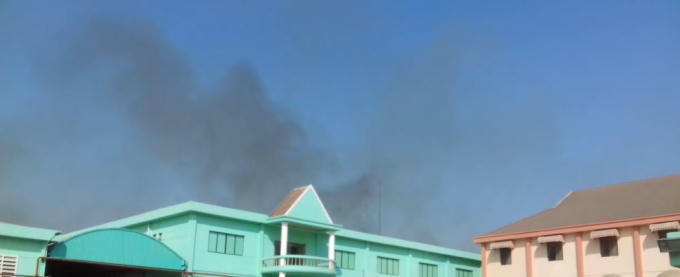 Khói đen bốc nghi ngút từ công ty.