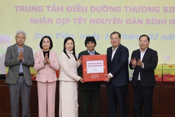 Ông Phạm Gia Túc, Ủy viên Bộ Chính trị, Bí thư Trung ương Đảng, Chánh Văn phòng Trung ương Đảng trao quà Tết cho Trung tâm điều dưỡng thương binh Duy Tiên.