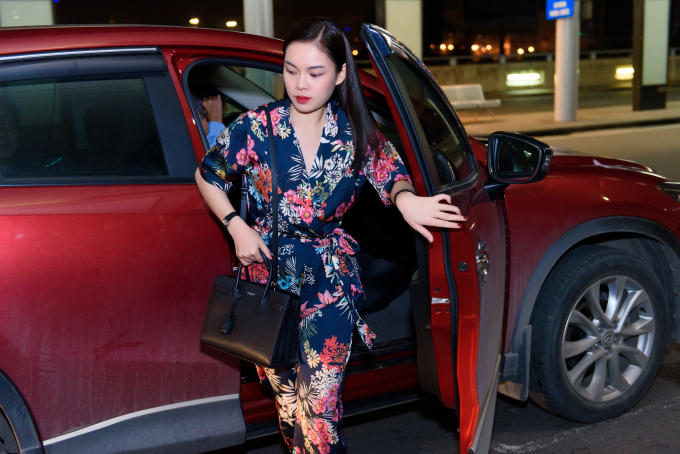 Giang Hồng Ngọc &ocirc;m tạm biệt cha ở s&acirc;n bay trước khi sang Mỹ lưu diễn