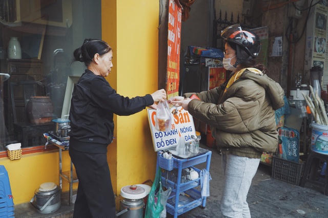 Nhiều người chọn mua chè sắn nóng về nhà cho gia đình trong những ngày lạnh giá.