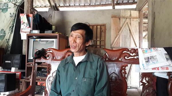 Ông Hà Văn Hùng, Trưởng thôn Lủng Chang trao đổi với PV Pháp luật Plus.
