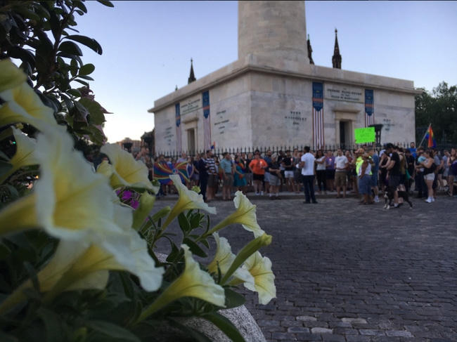 20 bức ảnh chạm tới hàng triệu trái tim sau vụ xả súng đẫm máu nhất trong lịch sử Mỹ