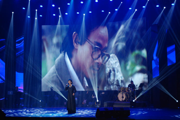 Tên tuổi nữ danh ca Khánh Ly gắn liền những ca khúc bất hủ của nhạc sĩ Trịnh Công Sơn như Để gió cuốn đi, Cúi xuống thật gần, Cát bụi…