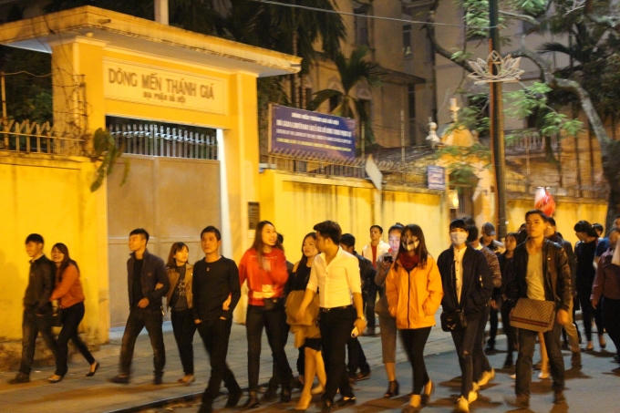 Khoảng 22h30, dòng người vẫn không ngừng đổ về Nhà thờ Lớn.