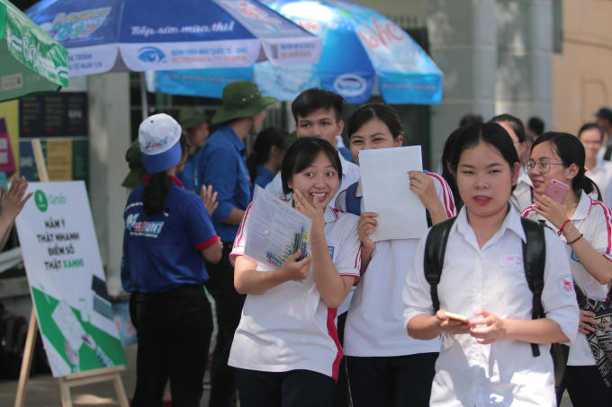 Nụ cười, sự lạc quan là điều dễ nhận thấy nhất ở kì thi THPT quốc gia năm nay.