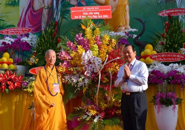 Ông Lê Thanh Hải tặng hoa