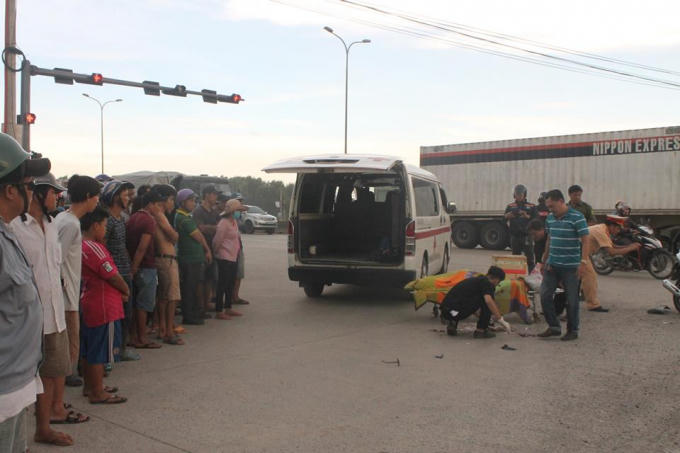 Thi thể nạn nhân được đưa về nhà xác bệnh viện.