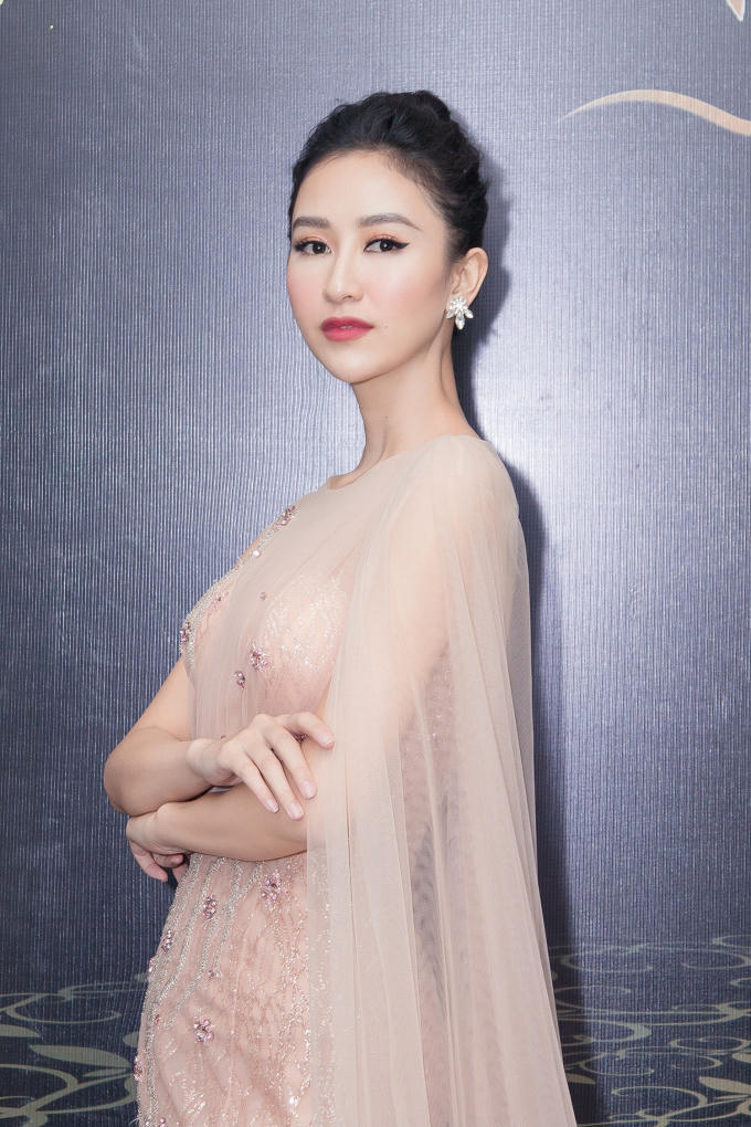 Hà Thu ghi điểm với vai trò host Duyên dáng Bolero 2018