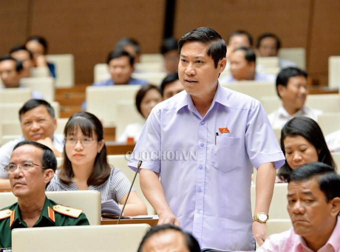 ĐBQH Phan Thái Bình hiến kế kéo giảm giá ô tô trong nước. Ảnh: Quochoi.vn.