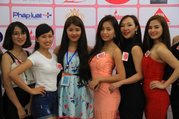 Trưởng ban tổ chức Vũ Thị Hương bên dàn Người đẹp Ảnh Việt Nam.