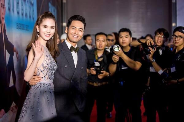 Ngọc Trinh cùng chụp với MC Phan Anh.