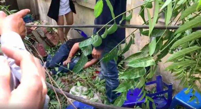 Nạn nhân bị thương khi đang ngồi uống nước phía dưới. (Ảnh: báo Vietnamnet)