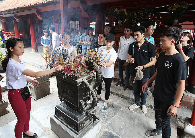 Là trường đại học đầu tiên của Việt Nam, hàng năm cứ vào mùa thi, nhiều sĩ tử tới Văn Miếu - Quốc Tử Giám để cầu mong may mắn và thành công.