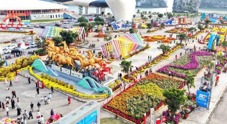 Cụm linh vật ngựa Bính Ngọ 2026 nổi bật giữa quảng trường Cung Quy hoạch, Hội chợ và Triển lãm tỉnh Quảng Ninh.