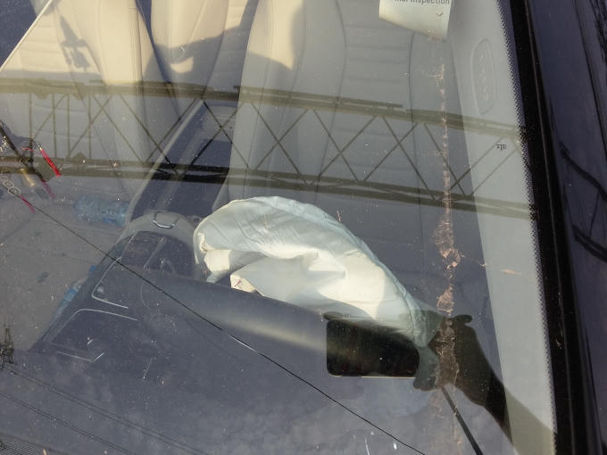 Túi khí bung ra kịp thời đã cứu tài xế thoát chết.