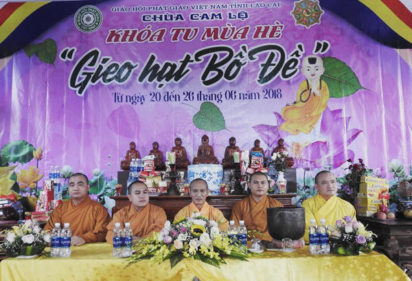 HT Thích Thanh Điện cùng chư tôn đức trong buổi khai mạc khóa tu.