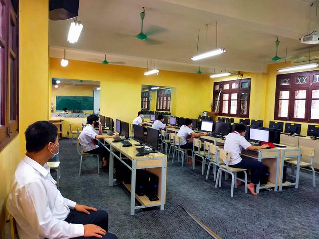 Các học sinh không đáp ứng đủ yêu cầu về máy móc ở gia đình được đến trường làm bài kiểm tra trên máy tính và ngồi giãn cách theo quy định. 