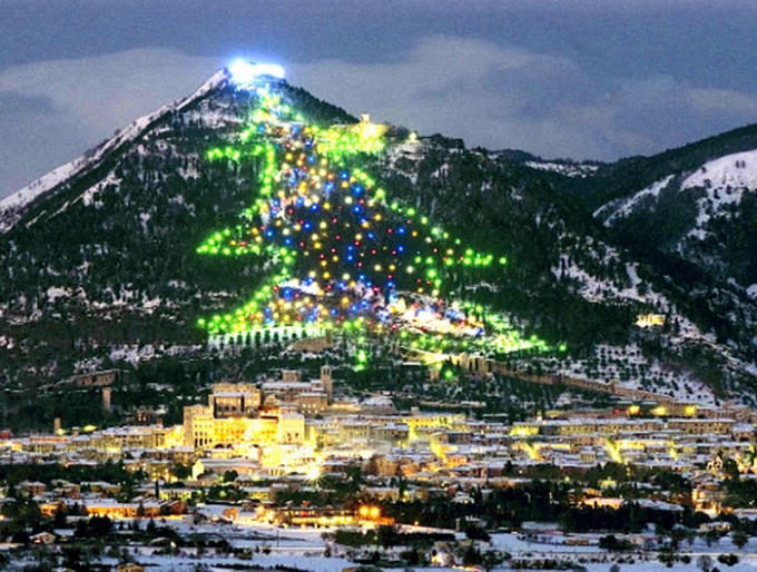 Cây thông trên đồi lớn nhất thế giới ở Mount Ingino: The Mount Ingino Christmas Tree là một mô hình chiếu sáng trong hình dạng của cây thông Giáng sinh được đặt trên sườn đồi Monte Ingino, Gubbio, Ý. Năm 1991, Sách kỷ lục Guinness đã đưa cây thông này vào danh sách “Cây Giáng sinh lớn nhất thế giới”. Nó cao 650m, rộng 350m nổi bật trên sườn núi và có tầm nhìn xa từ 30-50km với hơn 3.000 đèn nhiều màu và 8,5 km đường dây điện