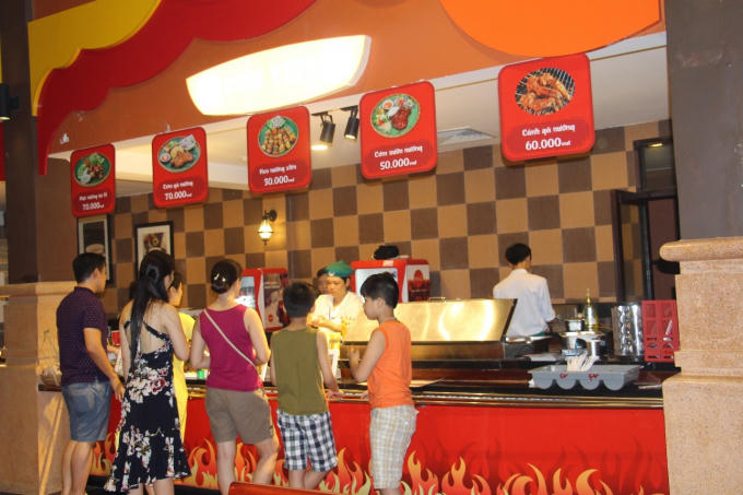 Khu Hỏa mang tông màu đỏ chủ đạo với các món nướng được chế biến cầu kì luôn là khu vực đông khách nhất, thu hút rất nhiều bạn trẻ “ghiền” đồ nướng. Hải sản tươi rói, được chế biến thơm lừng, hấp dẫn. Chẳng cần phải tìm đâu xa, chỉ riêng trong không gian ẩm thực này, du khách đã có thể tận hưởng kỳ nghỉ đích thực ở thành phố biển.