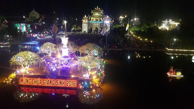 Nhà thờ Đá Phát Diệm (Kim Sơn-Ninh Bình) trong đêm giáng sinh.