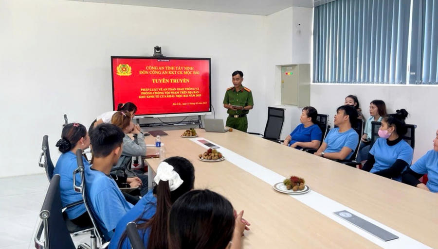 Công an tỉnh Tây Ninh tăng cường tuyên truyền, phổ biến, giáo dục pháp luật cho công nhân các công ty, doanh nghiệp (ảnh: CATN)