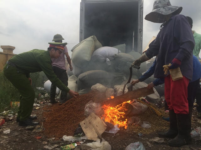 Chi Cục Quản lý thị trường tỉnh Bắc Giang cùng với phòng Cảnh sát kinh tế và các cơ quan chức năng tỉnh tiêu hủy số thuốc bắt và phụ gia trên.