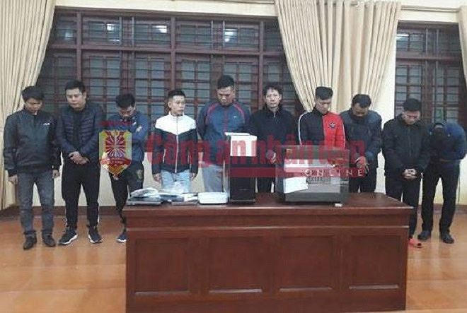 Các đối tượng trong ổ nhóm tổ chức đánh bạc và đánh bạc bằng hình thức cá độ bóng đá. Ảnh CAND