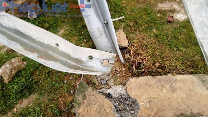 Chân cột điện ngay sau khi xảy ra sự cố sáng 22/4.