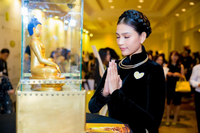 Khi thấy tượng Phật quý giá, Trương Thị May đã dành nhiều thời gian để chiêm bái và cầu mong bình an cho gia đình.