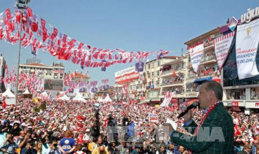 Tổng thống Thổ Nhĩ Kỳ Tayyip Erdogan (bên phải) kêu gọi cử tri ủng hộ tham gia cuộc trưng cầu ý dân về việc sửa đổi Hiến pháp diễn ra ngày 16/4. Ảnh: EPA/TTXVN