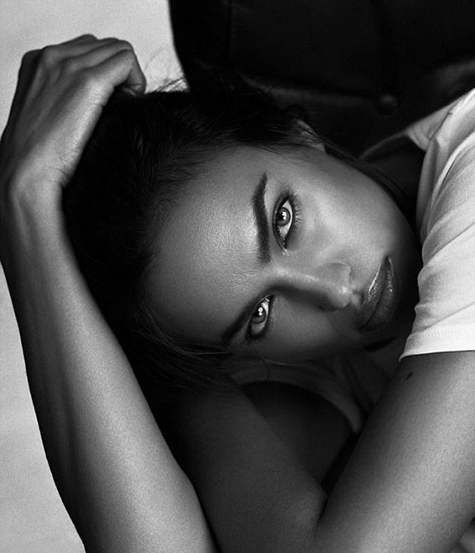Với Irina Shayk, cô luôn quan niệm rằng vẻ đẹp của người phụ nữ tỏa ra từ bên trong. Vì vậy, những bức hình mới của cô không phô bày quá nhiều cơ thể mà thể hiện sự thoải mái, tự tin khi khoác lên những bộ đồ phù hợp.