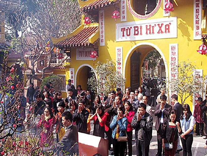 Ngày mùng 1 hàng tháng rất nhiều Phật tử về chùa Quán Sứ để lễ Phật, cầu bình an may mắn cho bản thân và gia đình.