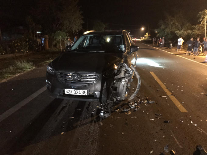 Xe ô tô bẹp một góc đầu