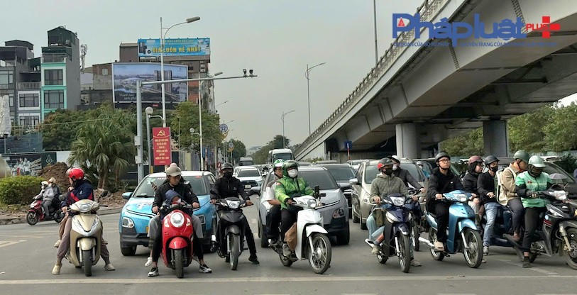 Nhiều tuyến đường cửa ngõ Thủ đô lưu lượng phương tiện tăng nhanh chóng, dẫn đến nhiều điểm ùn tắc trong chiều nay.