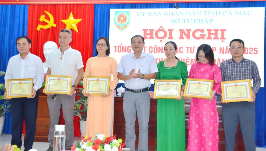 Ông Vưu Nghị Bình – Giám đốc Sở Tư pháp tỉnh Cà Mau trao tặng Giấy khen cho các tập thể có thành tích tiêu biểu trong công tác tư pháp năm 2025 tại Hội nghị tổng kết công tác tư pháp năm 2025, triển khai nhiệm vụ công tác năm 2026.