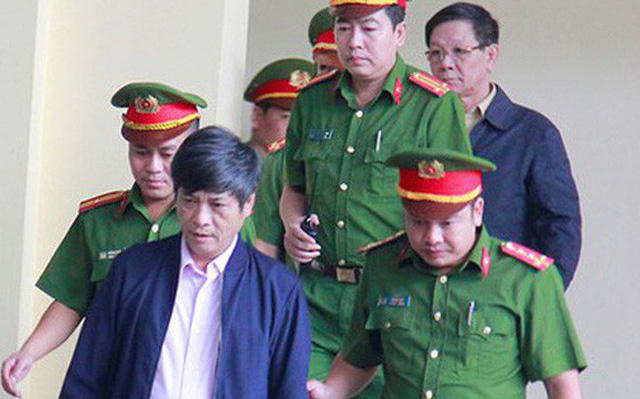 Cựu Trung tướng Công an Phan Văn Vĩnh, Thiếu tướng Nguyễn Thanh Hoá đang được dẫn tới tòa. (Nguồn ảnh: Báo Dân trí)