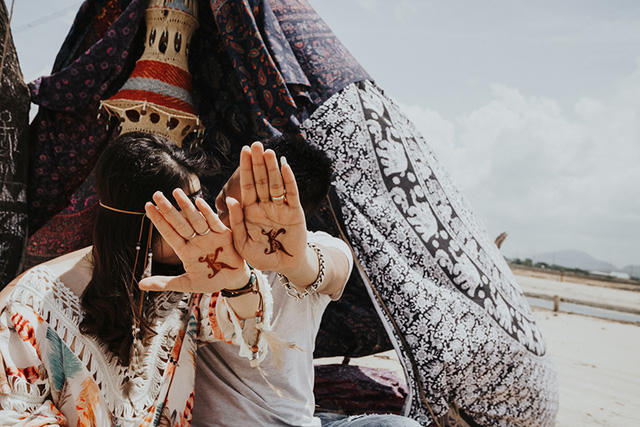 Cũng như bao cặp đôi khác, trong thời gian yêu nhau Hường và Công cũng nhiều lần có những câu chuyện cãi vã không đến hồi kết. Chia sẻ về tình yêu của mình chú rể Thành Công cho biết: "Nhiều lúc công việc làm cả 2 bận quá không quan tâm nhau, rồi nảy sinh nhiều thứ dẫn đến cãi nhau. Nhưng mỗi lúc cãi nhau thì mình sẽ lại nghĩ đến vì sao đã bắt đầu. Và vì sao cùng nhau nắm tay đến ngày hôm nay. Rồi bình tĩnh lại. Rồi lại ngồi cùng nhau nói chuyện để giải quyết vấn đề."