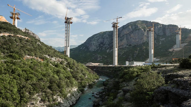 Dự án đường cao tốc của Montenegro được xây dựng từ tiền vay nợ của Trung Quốc (Ảnh: Reuters).