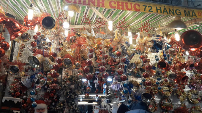 Năm nay mặt hàng phục vụ Giáng sinh đa dạng về kiểu dáng lẫn kích cỡ và màu sắc.