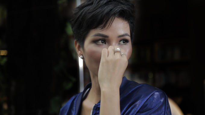 Hoa hậu H'Hen Ni&ecirc; quyết t&acirc;m b&aacute;n s&aacute;ch x&acirc;y dựng thư viện Room To Read