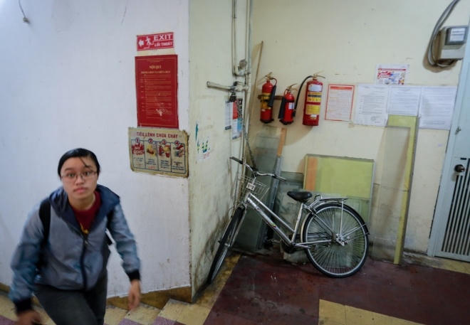 Hành lang của chung cư khá chật chội do người dân tận dụng khoảng trống để xếp đồ dùng sinh hoạt. Mỗi tầng của chung cư 40 tuổi này đều được trang bị đầy đủ các thiết bị phòng cháy chữa cháy.