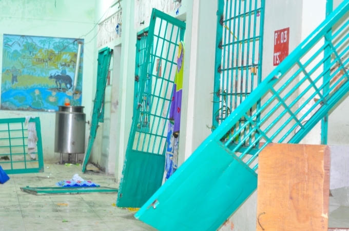 Cửa phòng ở trong trại bị các học viên đập phá.