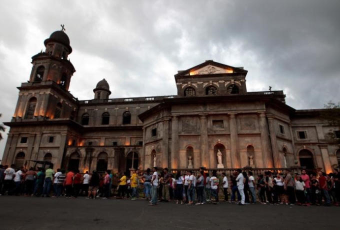 Dòng người xếp hàng để tham dự lễ tưởng niệm cố Chủ tịch Cuba Fidel Castro ở Managua, Nicaragua. (Ảnh: Reuters)