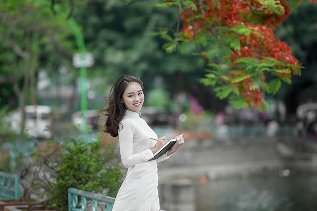 Ngọc Anh nói: "Hoa phượng và áo dài trắng gắn liền với tuổi học trò, em muốn chụp bộ này để lưu lại những khoảnh khắc đẹp nhất ở tuổi 16".