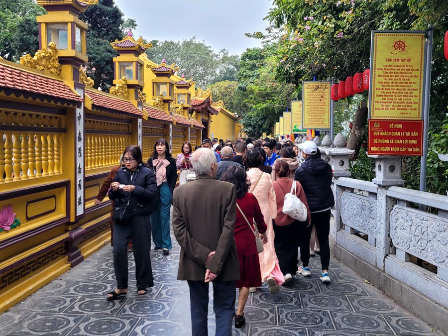 Rất đông người dân cùng du khách tới chùa đầu năm mới. (Ảnh: Phạm Duy)