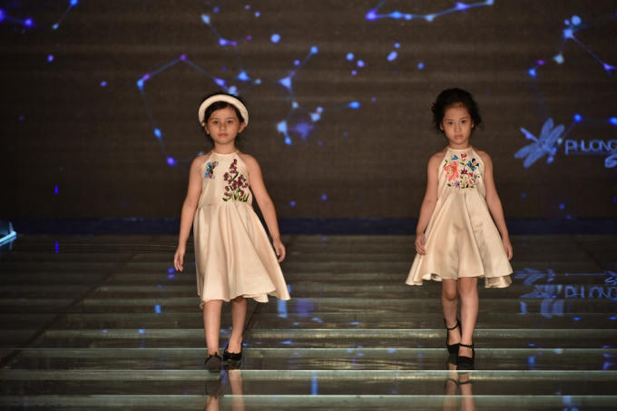 Điểm nhấn của trang phục là những họa tiết được lấy cảm hứng từ hoa cỏ, mặt trời, chim muông - phản ánh sự đơn giản, gần gũi nhưng cũng đầy sắc màu như chính cuộc sống và được tỉ mỉ thêu, in, đính kết, đắp nối công phu, tinh tế trên chất liệu lụa, denim và tafta.