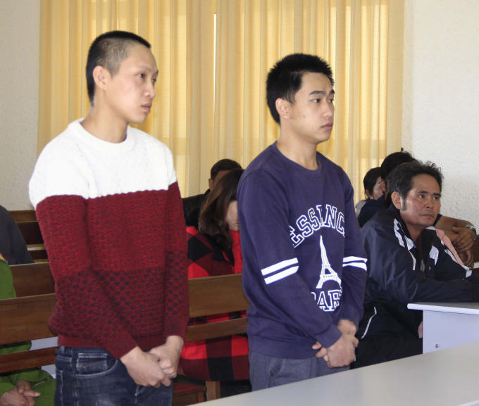 Hai bị cáo tại phiên tòa.